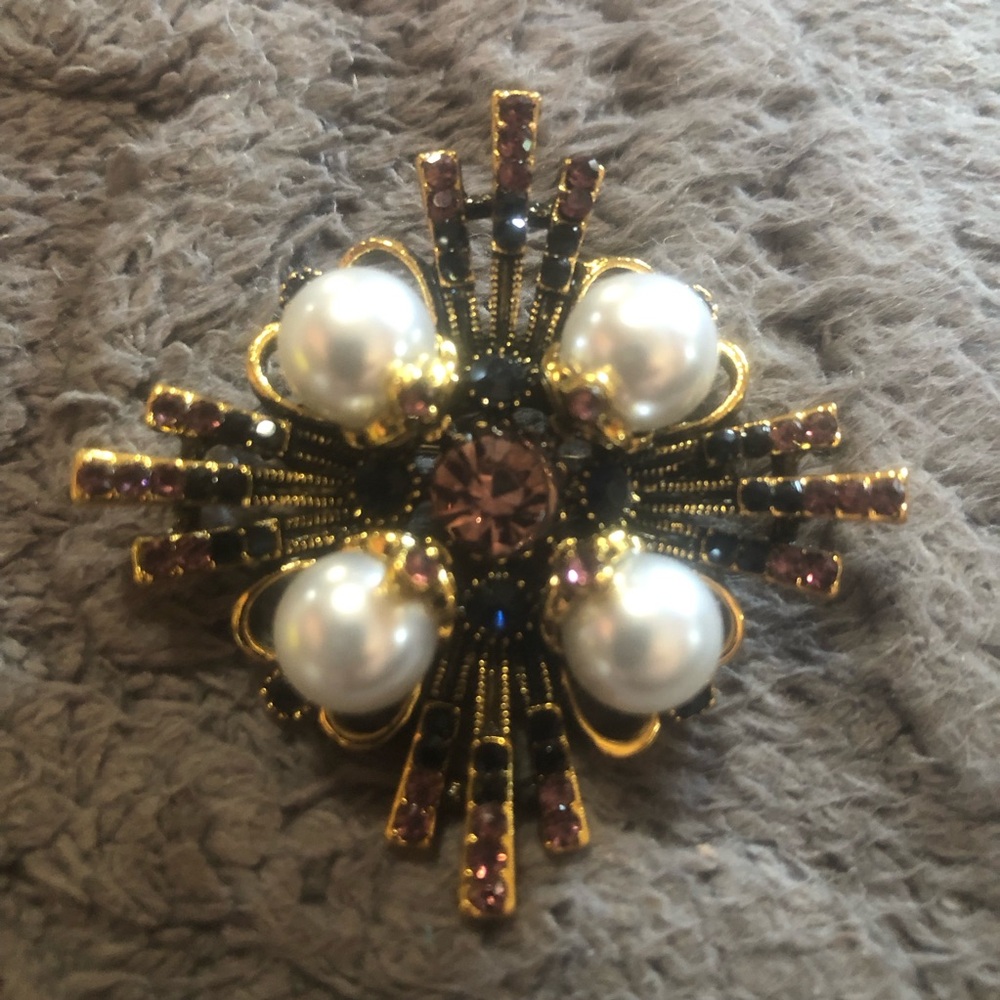 Vintage style jet black amethyst glass crystal pearl brooch